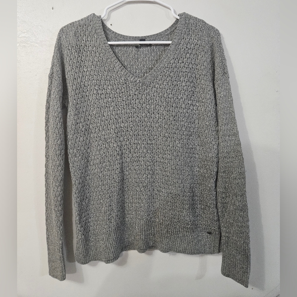 American Eagle Gray Knit V Neck Sweater!